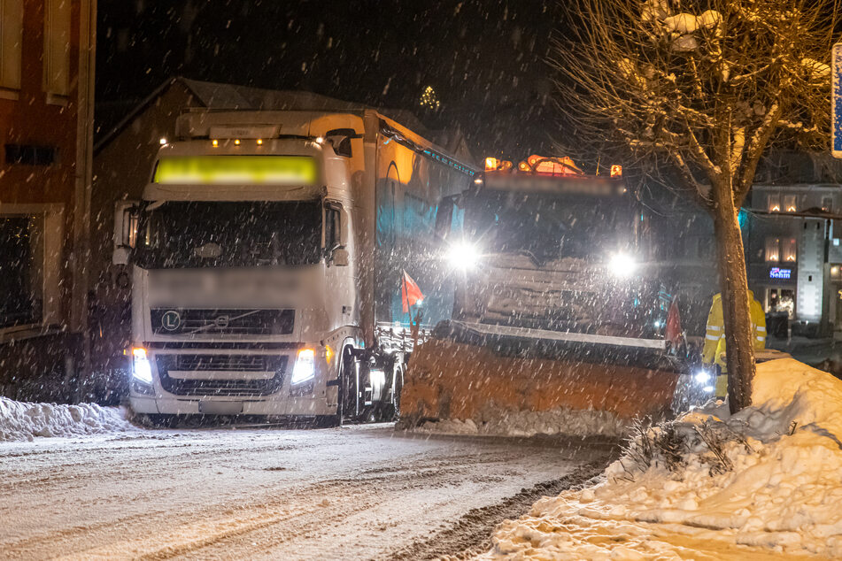 In Zwönitz hingen zwei Lastwagen fest. Der Winterdienst sorgte wieder für eine befahrbare Straße.