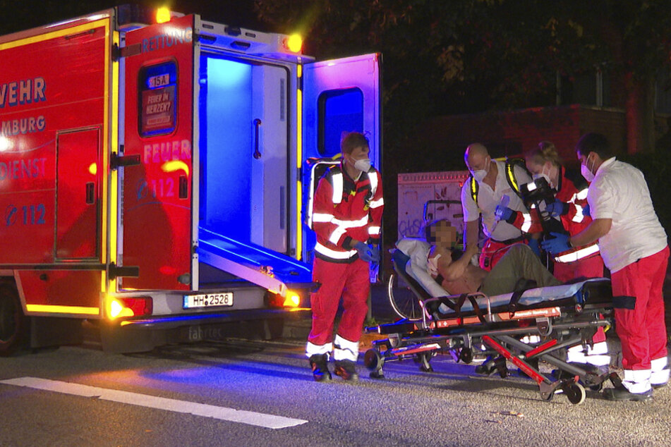 Der Rettungsdienst bringt die Verletzte in eine Klinik.
