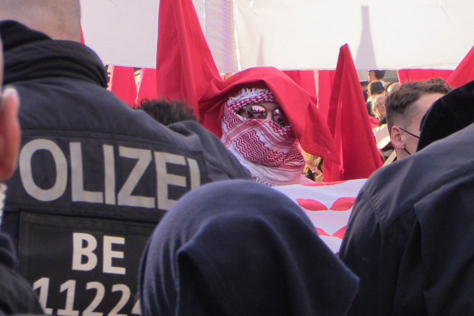 An der Spitze der Demonstration liefen mehrere Menschen, die sich mit schwarzen oder roten Tüchern vermummt hatten.