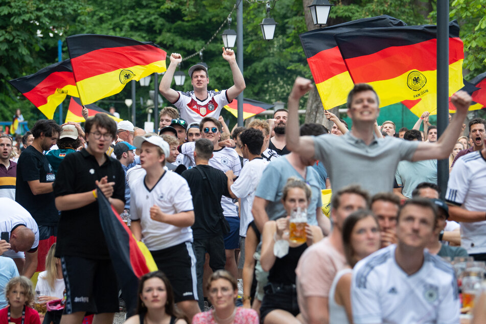 Fans jubeln im Biergarten Hirschau über ein Tor der deutschen Nationalmannschaft bei der EM.