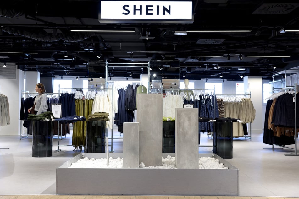 Shein versuchte bereits einen ersten festen Laden in Paris zu eröffnen, doch dieser wurde nach heftiger Kritik jedoch wieder geschlossen.