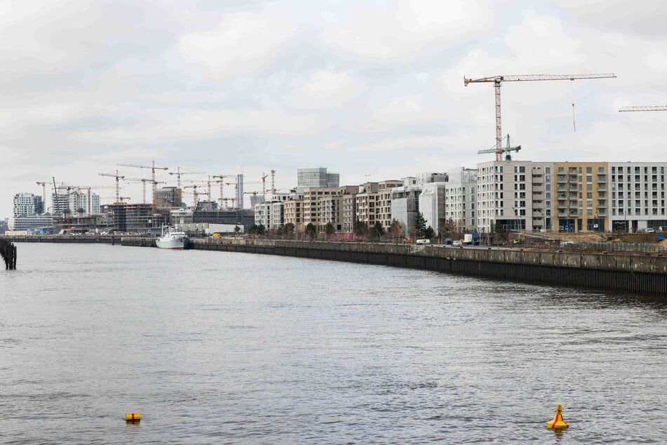 Fertige Wohnhäuser und Baustellen am Baakenhafen und der Norderelbe in der Hafencity in Hamburg.