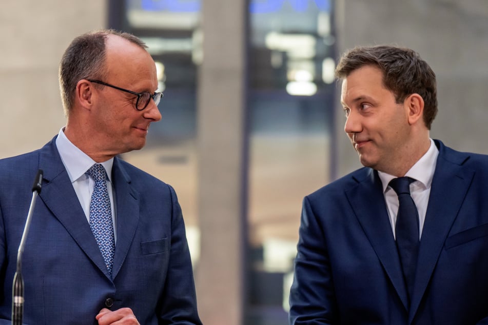 Wenn es nach Lars Klingbeil (47, SPD, rechts) und Friedrich Merz (69, CDU) geht, soll die Mietpreisbremse zwei Jahre lang verlängert werden.