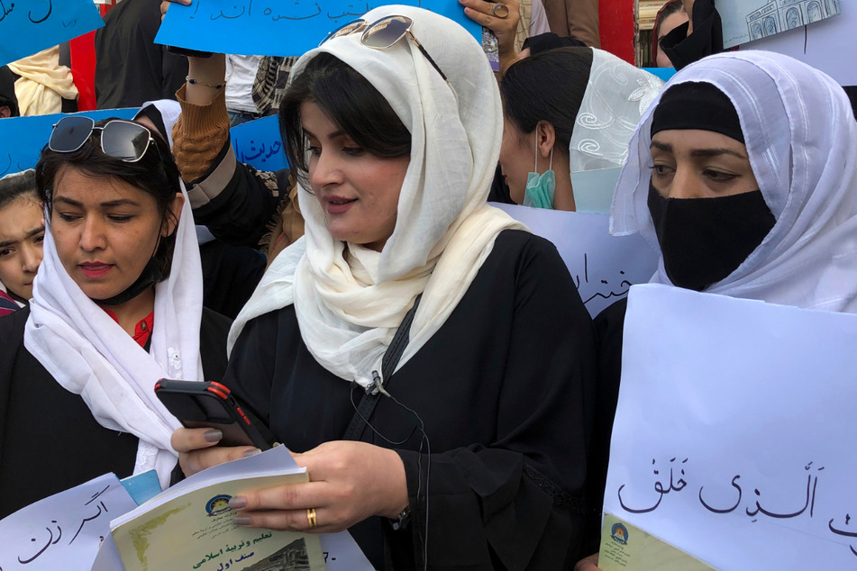 Taliban erlassen nächstes Gesetz: Frauen dürfen nur noch fliegen, wenn ein Mann dabei ist