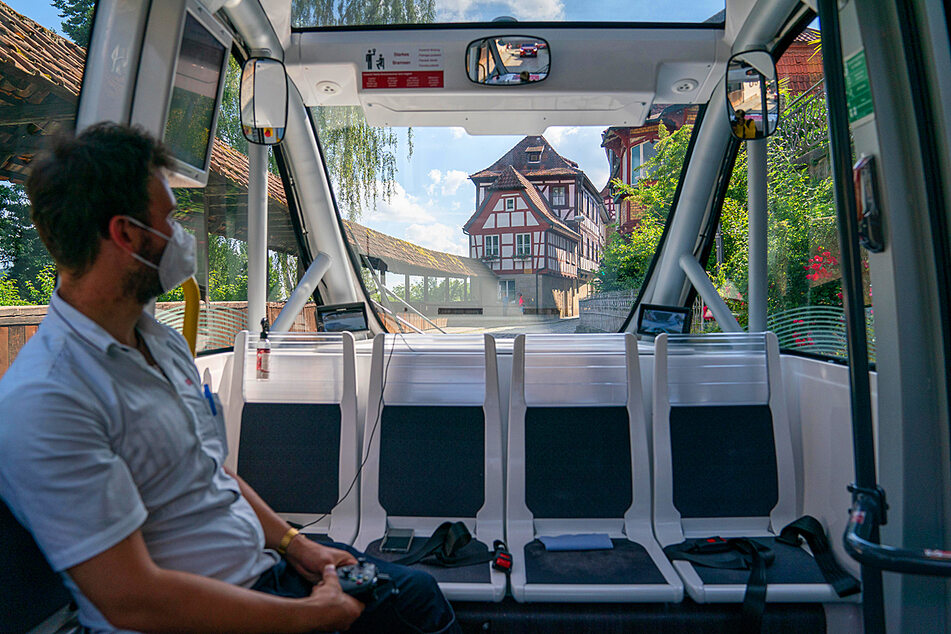 Kein Fahrer, aber nicht ganz ohne Mensch: Ein Operator kann zur Not eingreifen.