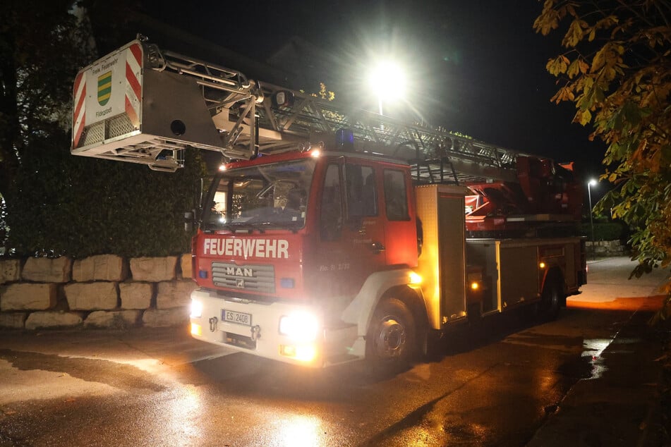 Die Feuerwehr Filderstadt rückte mit zahlreichen Kräften zum betroffenen Mehrfamilienhaus aus.