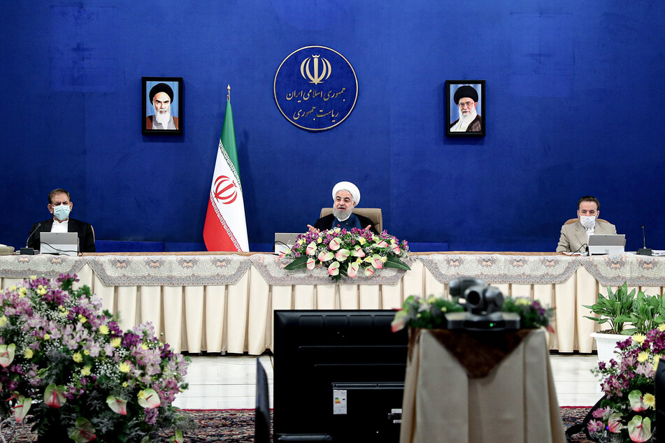 Hassan Ruhani (M), Präsident des Iran, leitet eine Kabinettssitzung.