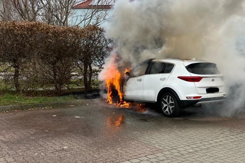 Feuerwehreinsatz im Harz: Auto fackelt am helllichten Tag auf Parkplatz ab
