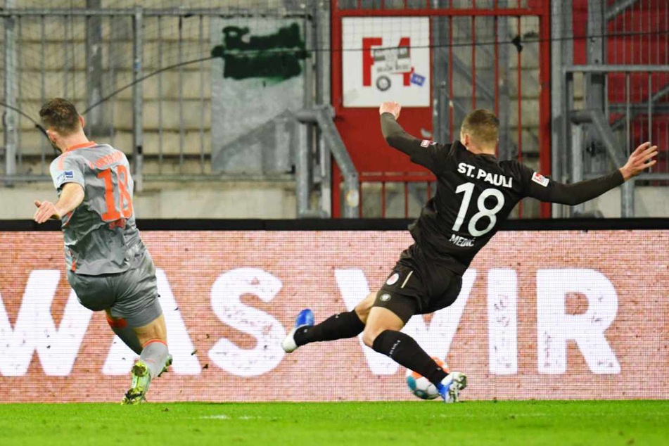Der Ausgleich! St.-Pauli-Verteidiger Jakov Medic kam gegen Paderborns Dennis Srbeny zu spät.