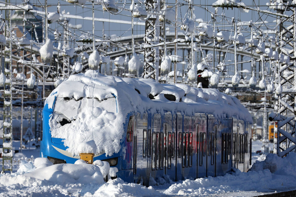 In München hat der Winter den Zugverkehr in weiten Teilen lahmgelegt. Das sorgt für wenig Freude bei Pendlern und Reisenden.