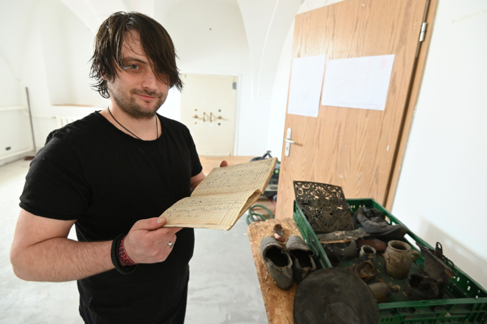 Vereins-Chef Florian Guderle (34) mit alten Geschäftsbüchern, die im Spätsommer ausgestellt werden sollen.