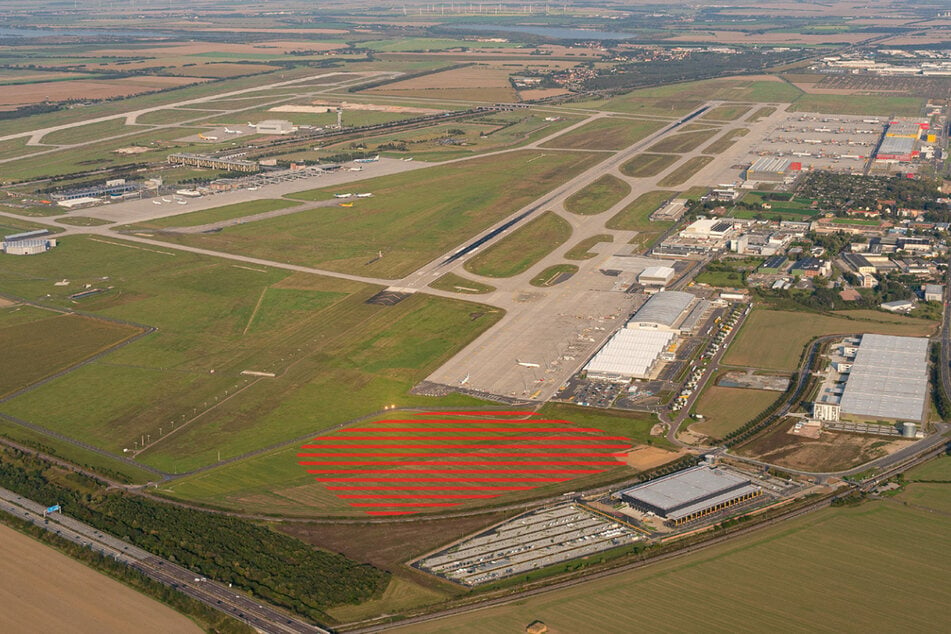 An dieser im Luftbild rot gekennzeichneten Fläche wird das Logistikzentrum für Luxusmode entstehen.