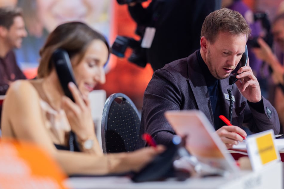 Unter anderem Bundestrainer Julian Nagelsmann (38) und Freundin Lena Wurzenberger (32) nahmen die Spenden telefonisch entgegen.