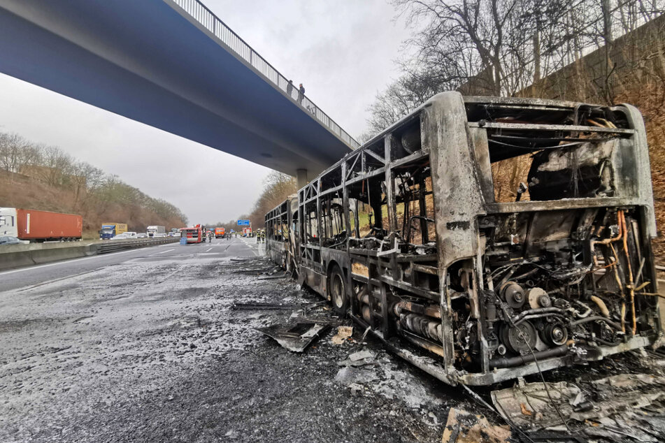 Wegen dieses ausgebrannten Busses muss die A1 saniert werden.