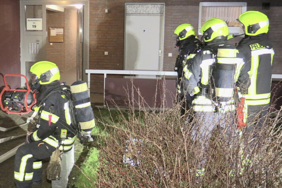 Köln: Tückisches Feuer in Wohngebäude - Feuerwehr findet Brandherd nicht auf Anhieb