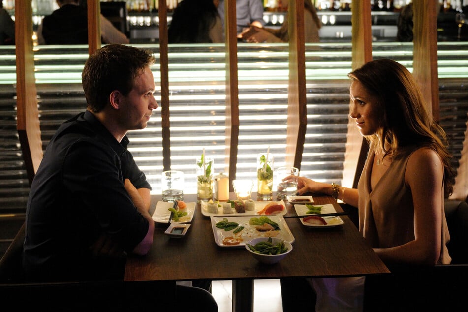Mike Ross (Patrick J. Adams, 44) und Rachel Zane (Meghan Markle, 44) bandeln in "Suits" an.