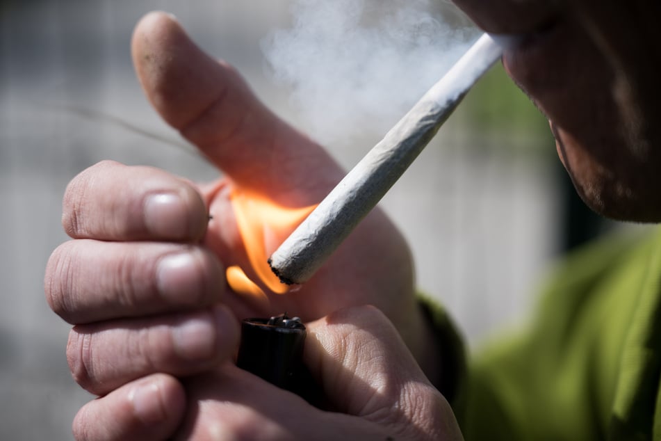 Cannabis wurde in Deutschland am 1. April 2024 für Erwachsene ab 18 Jahren unter bestimmten Bedingungen legalisiert. Am Steuer hat die Droge aber trotzdem nichts zu suchen. (Symbolbild)