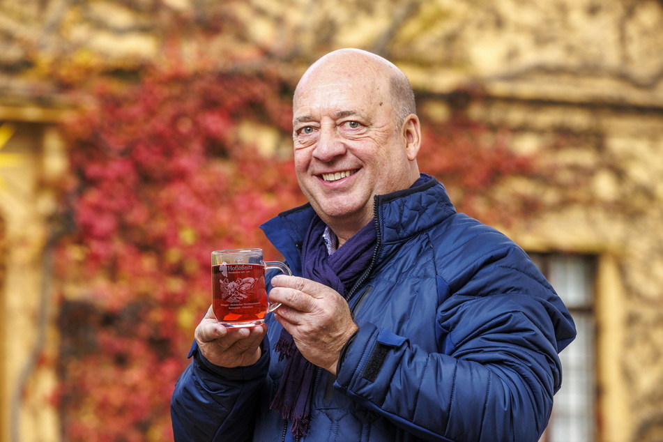 Hoflößnitz-Chef Jörg Hahn (62) lässt sich einen Rosé-Glühwein schmecken.