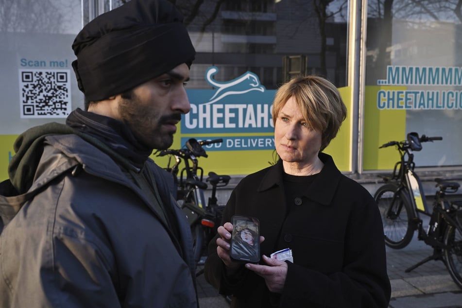 Vor der Zentrale des Lieferdienstes gelingt es Susanne Bonard (Corinna Harfouch, 71), einen Fahrradkurier dazu zu bringen, mit ihr zu sprechen.