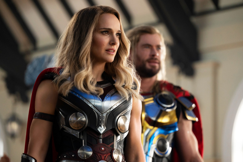 Jane Foster (Natalie Portman, 41, l.) ist mittlerweile zu "The Mighty Thor" geworden, was Thor (Chris Hemsworth, 38) aber nur anfangs überrascht.