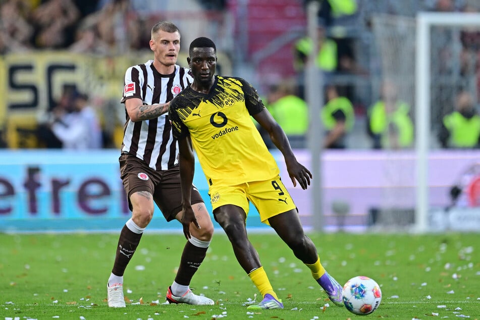 Der BVB um Serhou Guirassy (29, r.) geht gegen den FC St. Pauli und Eric Smith (29) als klarer Favorit in das Duell am Samstag.