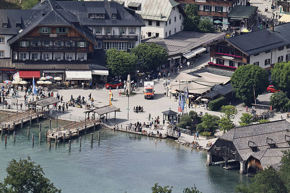 Die Rettungswagen-Besatzung musste mit dem Boot zu dem Zweijährigen gebracht werden.