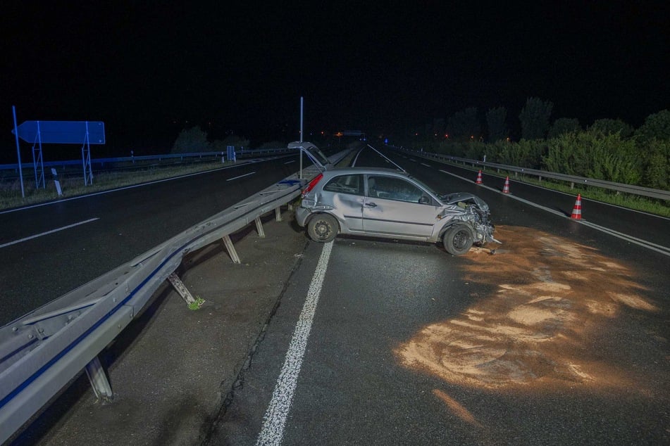 Der Ford krachte in die Mittelleitplanke.