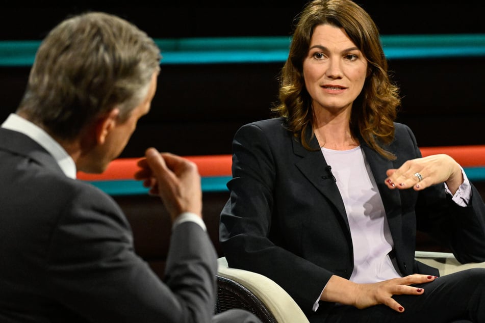 Mit ihrem Einspruch brachte Landrätin Tanja Schweiger (47, FW) den Moderator Markus Lanz (57) zum Lachen.