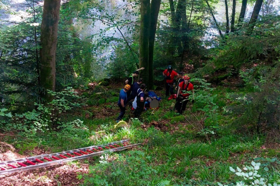 Die Einsatzkräfte kletterten einen steilen Abhang hinunter, um an den Mann zu kommen.