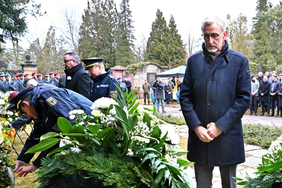 Sachsens Innenminister Armin Schuster (64, CDU) nahm an der Gedenkfeier auf dem Nordfriedhof teil.