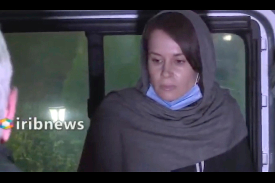 Kylie Moore-Gilbert, Islamwissenschaftlerin aus Australien, trägt eine Kopfbedeckung und einen Mund-Nasen-Schutz um ihren Hals.