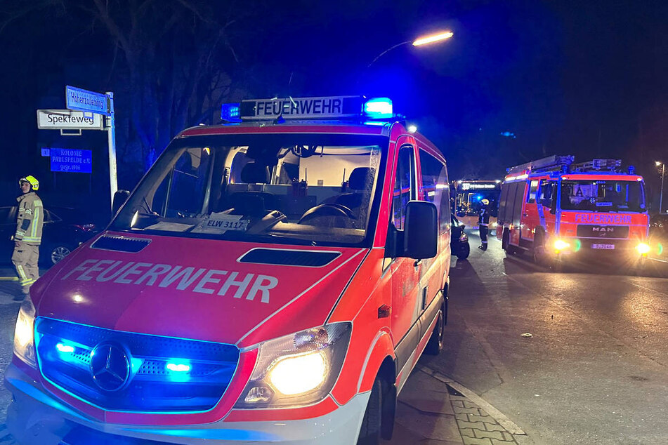 Die Feuerwehr ist mit insgesamt 28 Einsatzkräften in den Spekteweg in Berlin-Spandau ausgerückt.