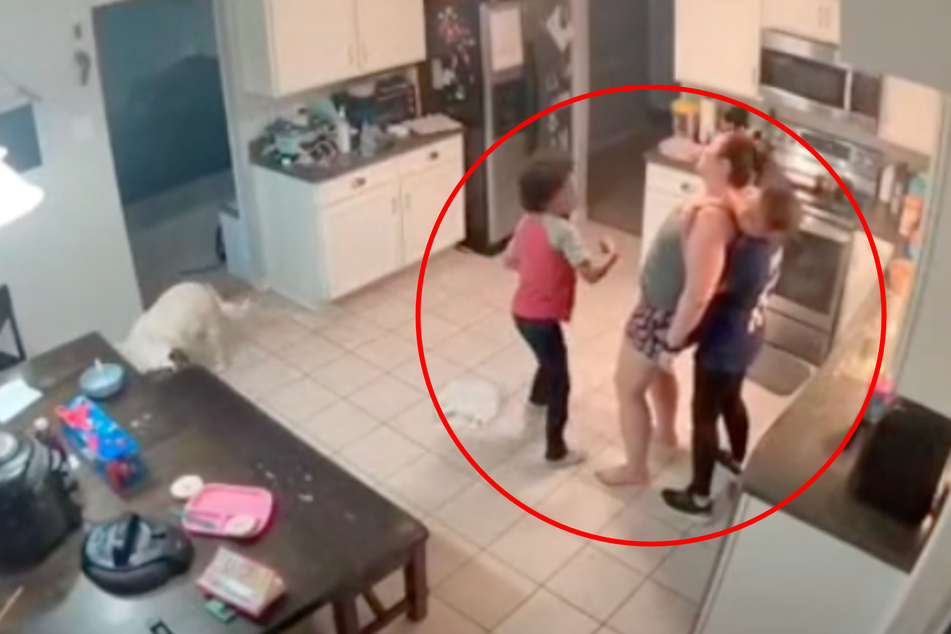 Mutter erleidet plötzlich Anfall in Küche, die Reaktion ihrer Kinder überrascht