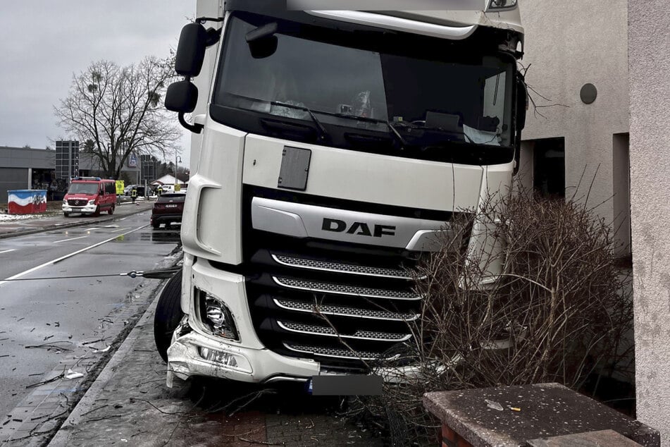 Betrunkener Lkw-Fahrer kollidiert mit Auto und landet in Hauswand