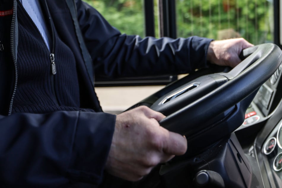 Busfahrer hat Anfall am Steuer: Fahrgast greift beherzt ein