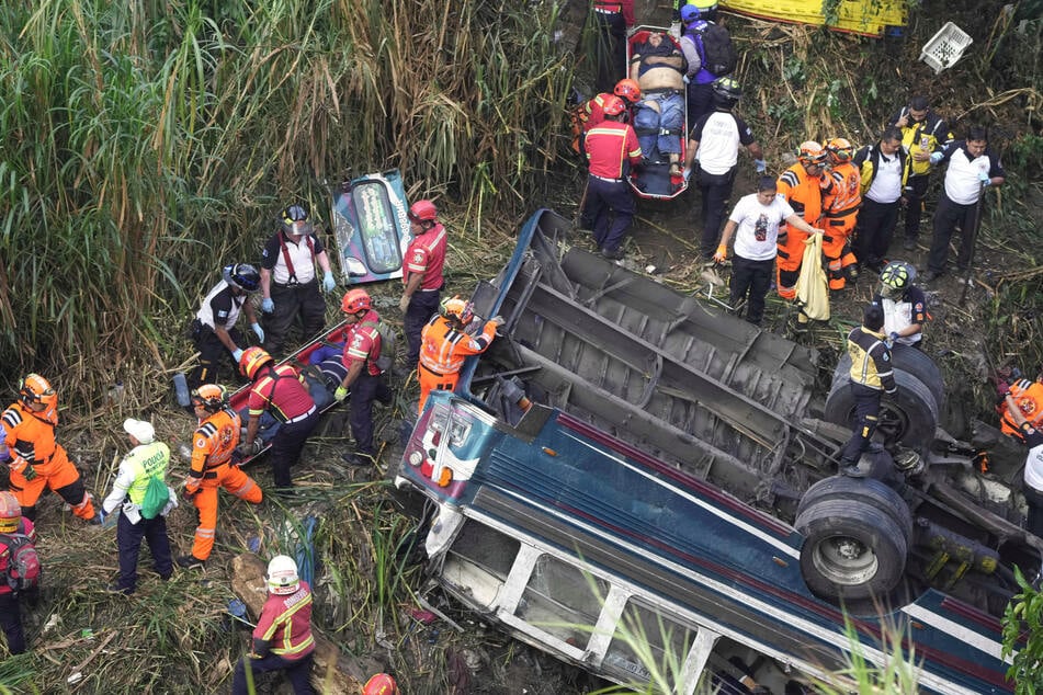 Der Reisebus war in Richtung Guatemala-Stadt unterwegs, als er bereits in der Hauptstadt von einer Brücke rund 20 Meter in die Tiefe stürzte.