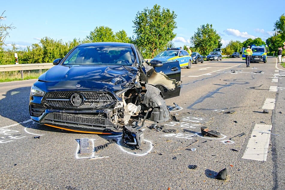 Beim Abbiegen kollidierte die 51-jährige Fahrerin mit ihrem Mercedes-Benz CLA mit einem Mann, der auf einer Harley-Davidson unterwegs war.