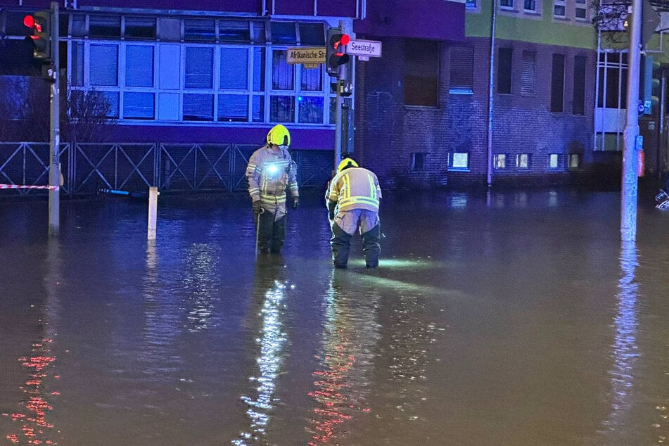 Nach einem Wasserrohrbruch ist die Seestraße am Dienstagabend teilweise überflutet gewesen.