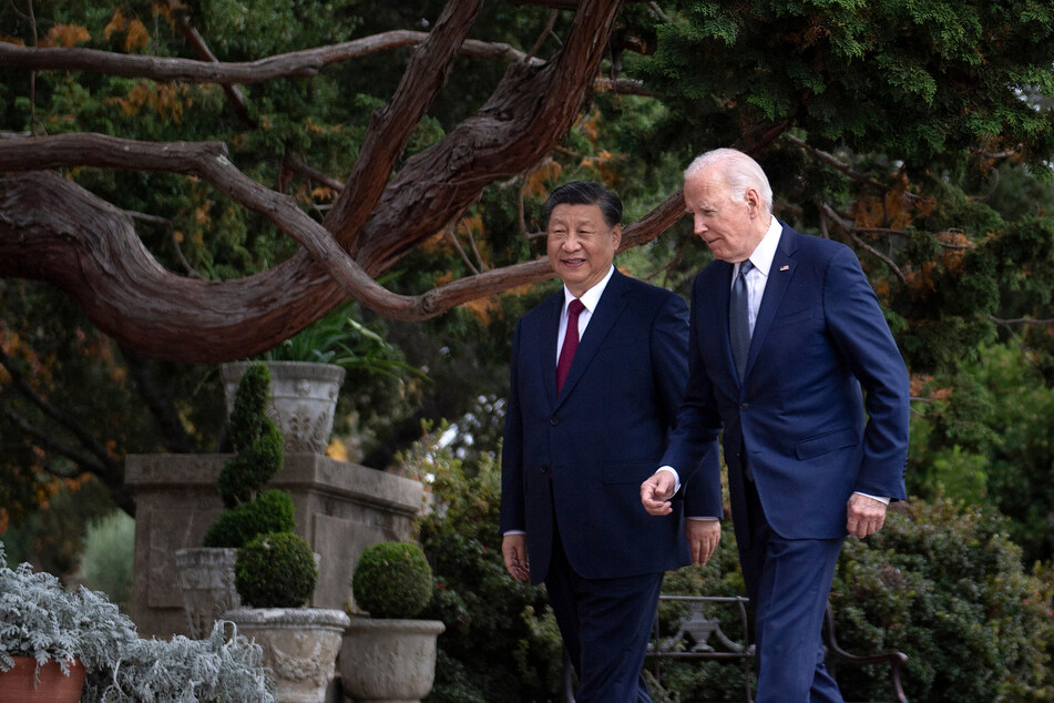 US President Joe Biden (r.) and Chinese President Xi Jinping (l.) walk together after a meeting during the Asia-Pacific Economic Cooperation (APEC) Leaders' week in Woodside, California on November 15, 2023.