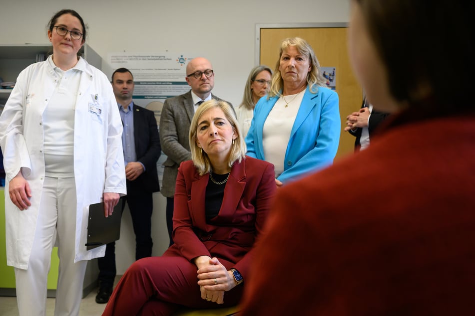 Nicole Töpfner (v.l.), Projektleiterin "PEDNET-LC" am Uniklinikum, in der Mitte Bundesgesundheitsministerin Nina Warken (46, CDU, v.) und Sachsens Sozialministerin Petra Köpping (67, SPD).