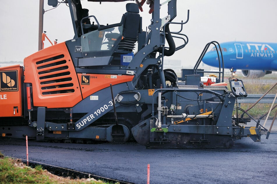 Der Frankfurter Flughafen testet auf seinem Vorfeld einen innovativen und nachhaltigen Asphalt aus Cashew-Schalenöl.