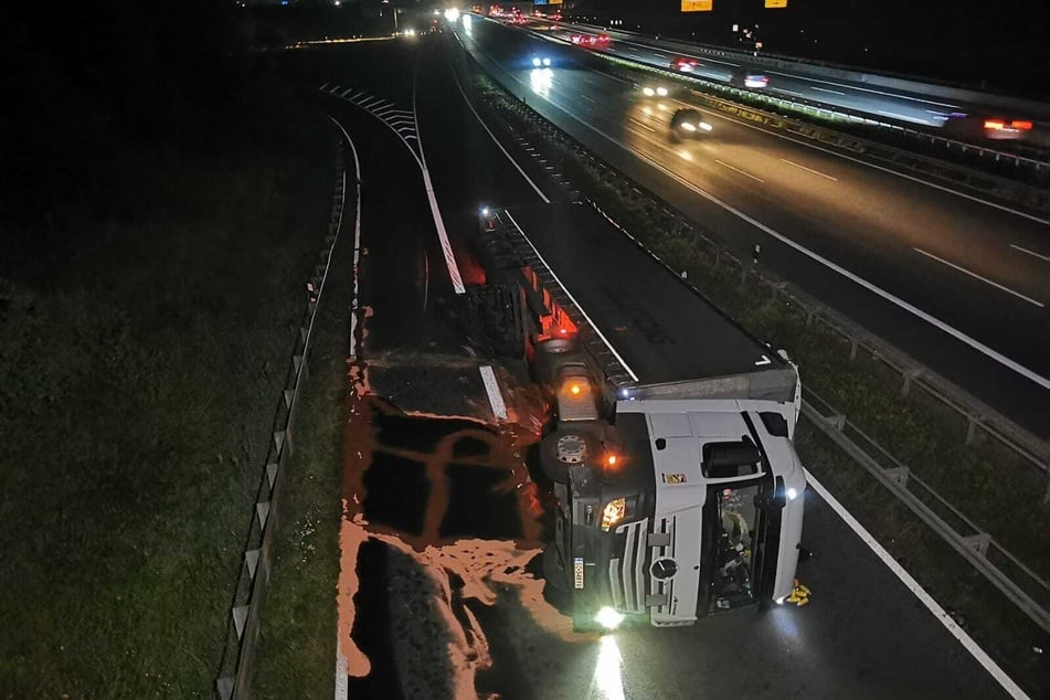 Der Lkw war am Freitagnachmittag aus der Kurve geflogen.