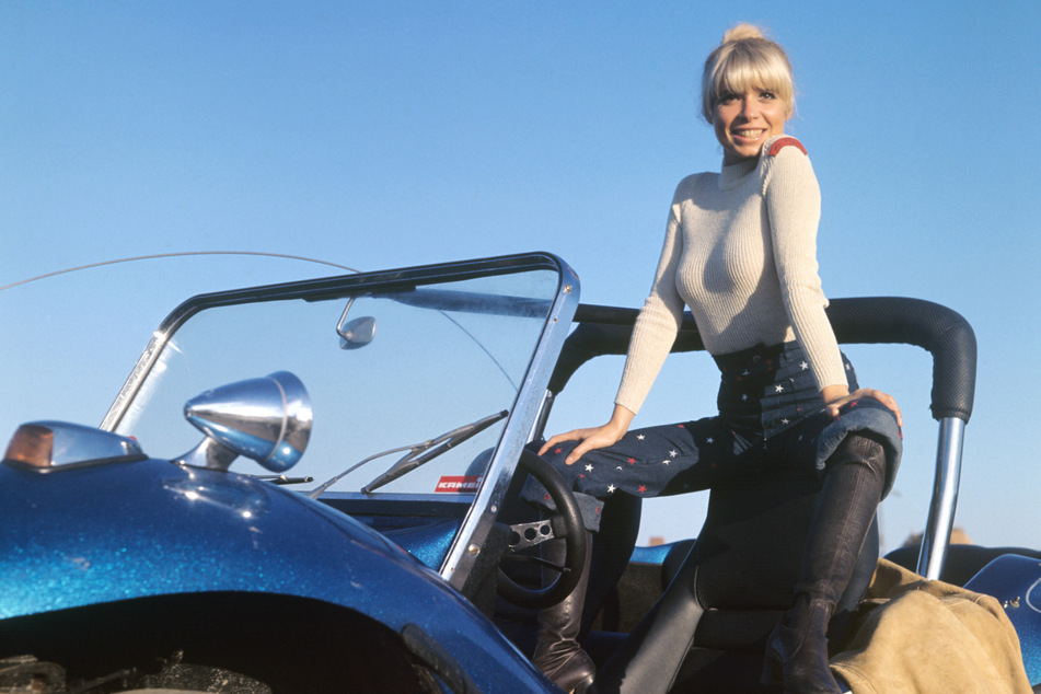 "Ulknudel" Ingrid Steeger galt in den 1970er-Jahren als wahres Sex-Symbol. Hier posiert sie für eine Szene des Films "Sonne, Sylt und kesse Krabben", aufgenommen im September 1971.
