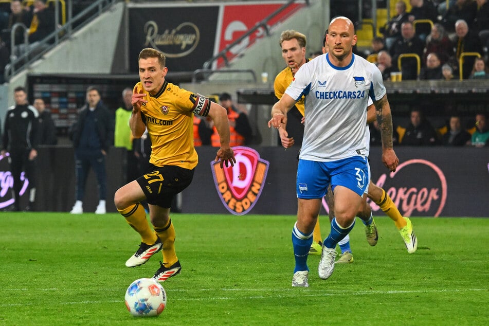 Niklas Hauptmann (l.) war im Zweikampf schlichtweg eher am Ball als Toni Leistner.