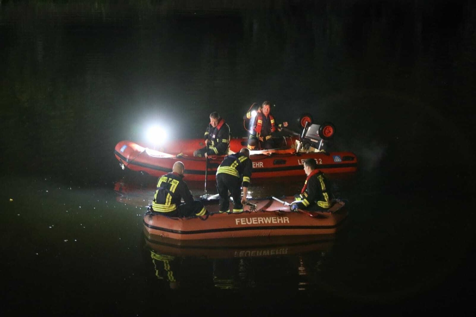Die Kameraden der Feuerwehr suchten das Elsterflutbett ab.