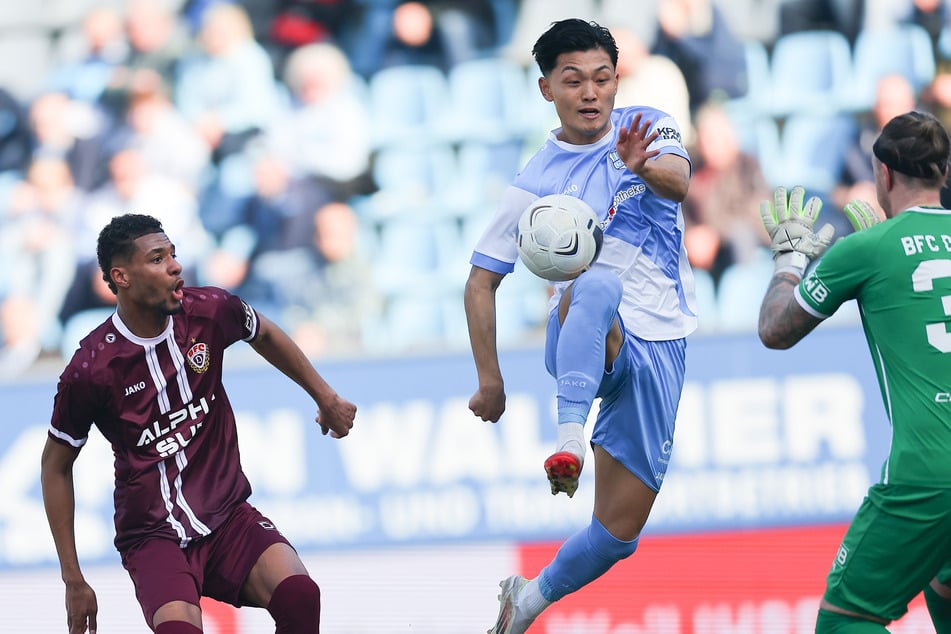 CFC-Kicker Jong-min Seo trifft zum 1:0 gegen BFC-Torwart Leon Bätge.