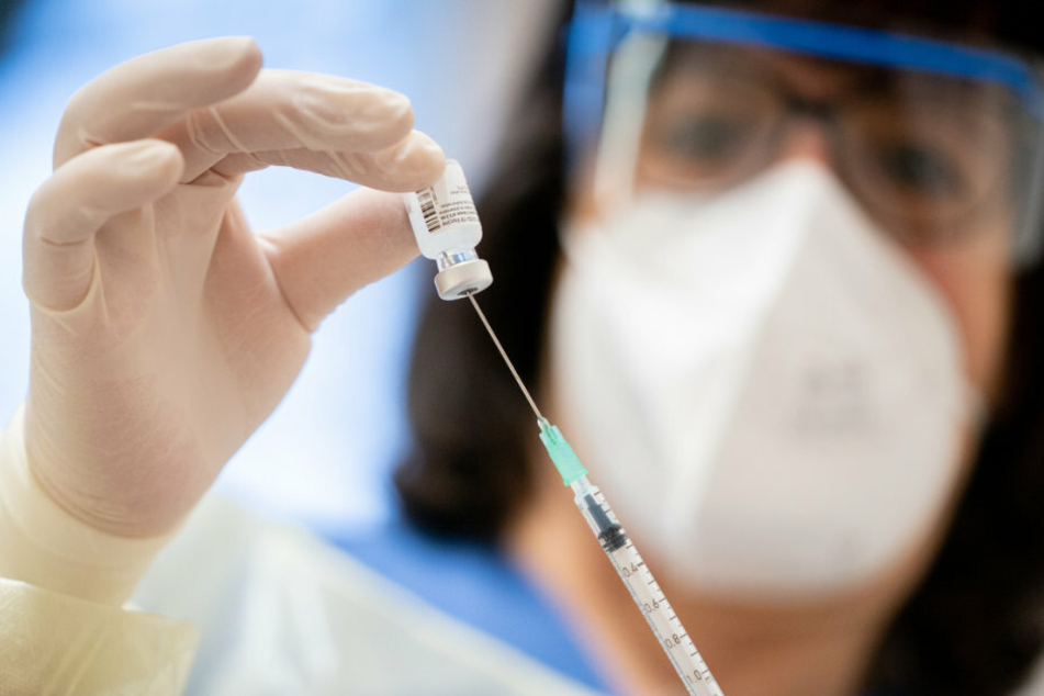 Krankenpflegerin Ilona Küther bereitet den Impfstoff von Biontech/Pfizer gegen Covid-19 im Krankenhaus Bethel Berlin vor.