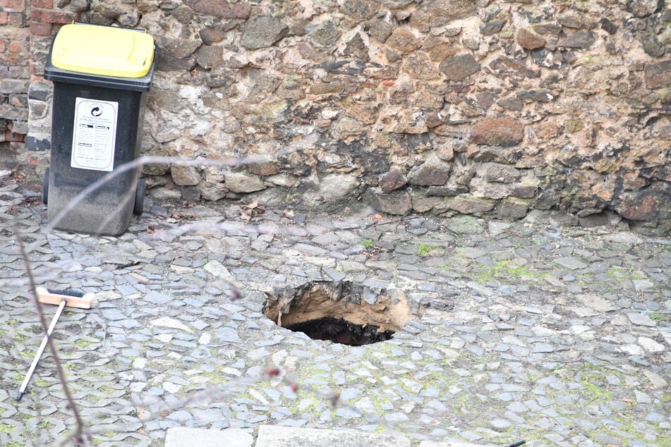 Das Loch tat sich erst auf, nachdem die Rentnerin (†93) gestürzt war. Ihr Gewicht genügte, um die Bodendecke zum Einsturz zu bringen.