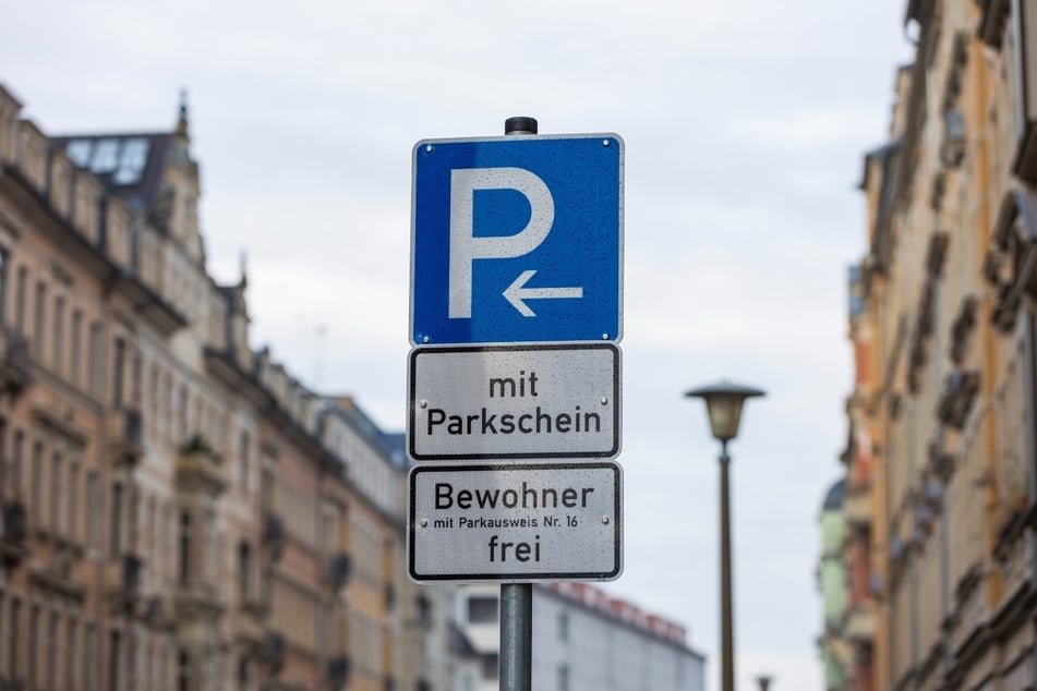 Die Kosten für einen Bewohnerparkausweis sind um fast 150 Prozent gestiegen. Doch wer ohne Parkausweis auf den markierten Parkplätzen steht, muss mit einer saftigen Strafe rechnen.