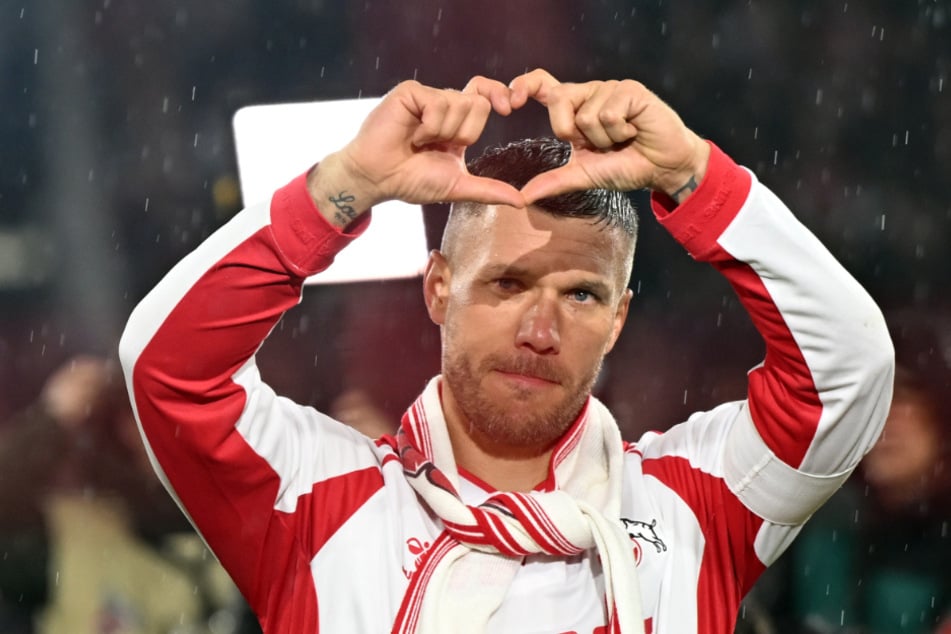 Obwohl er schon seit 14 Jahren nicht mehr für den 1. FC Köln spielt, ist Lukas Podolski seinem Jugendklub noch immer eng verbunden. (Archivfoto)